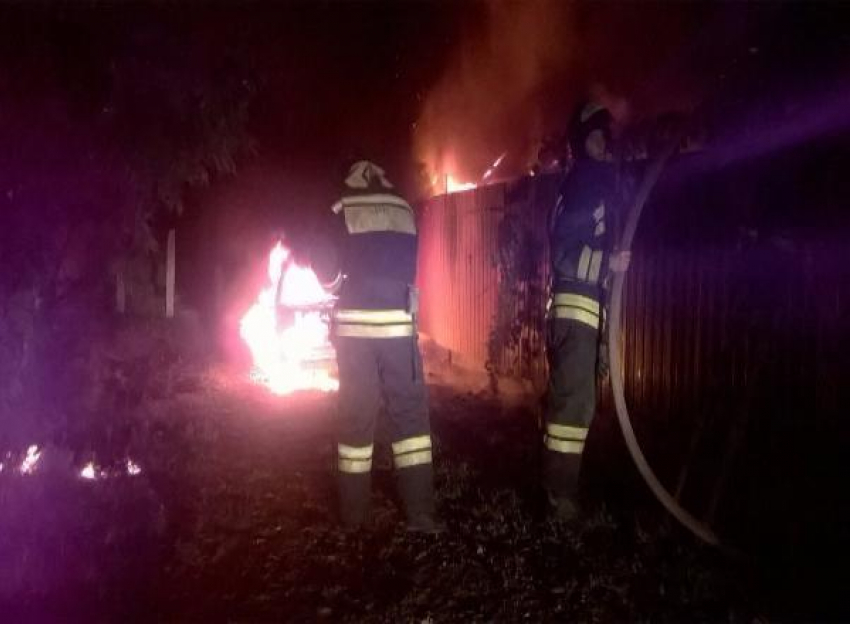 Вандалы сожгли автомобиль и дачу вблизи Таганрога