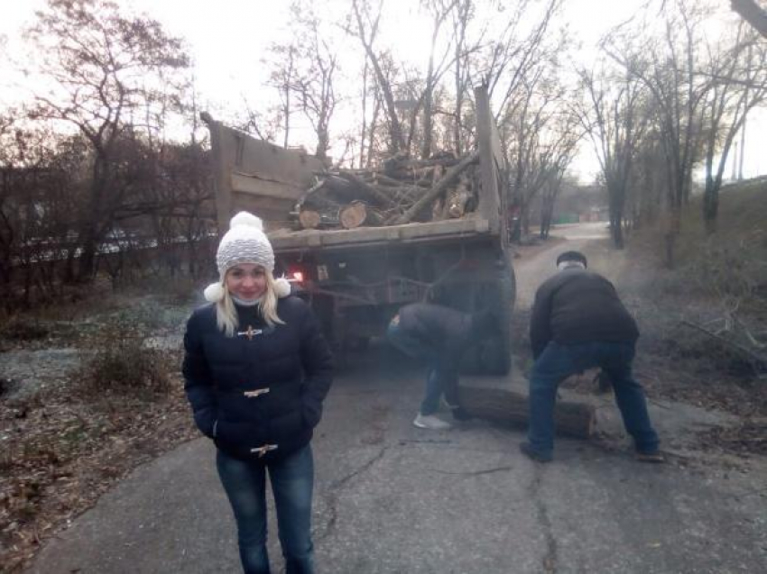 Волонтеры Таганрога убрали территорию около Бакинского моста 