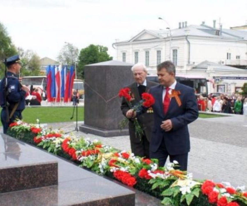 Чиновники и депутаты возложили цветы к стеле Воинской славы