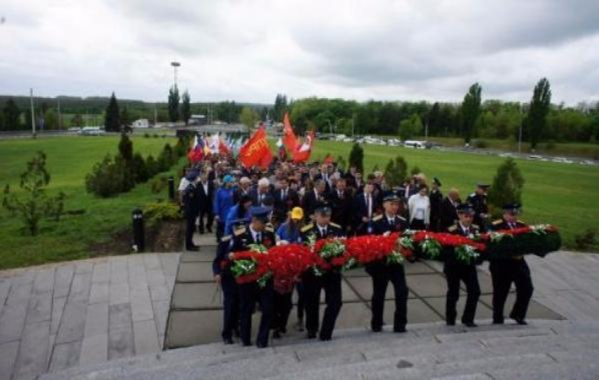 Первые лица Таганрога возложили цветы к военным мемориалам 