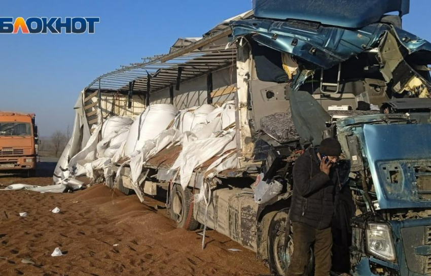 На трассе под Таганрогом столкнулись два большегруза