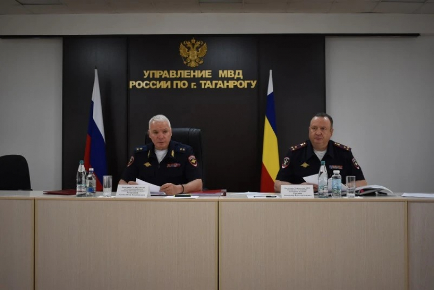 Глава донской полиции проверил таганрогский отдел: похвалил, поругал за рыбу и поставил задачи