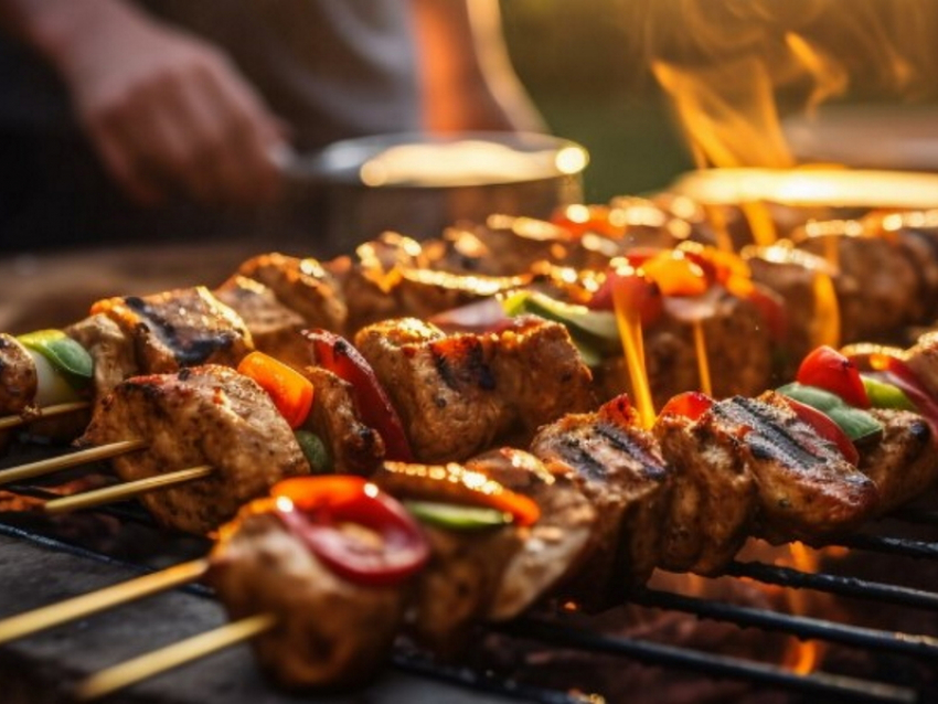 Шашлык без вреда: как выбрать мясо, уголь и маринад, чтобы майские прошли с пользой