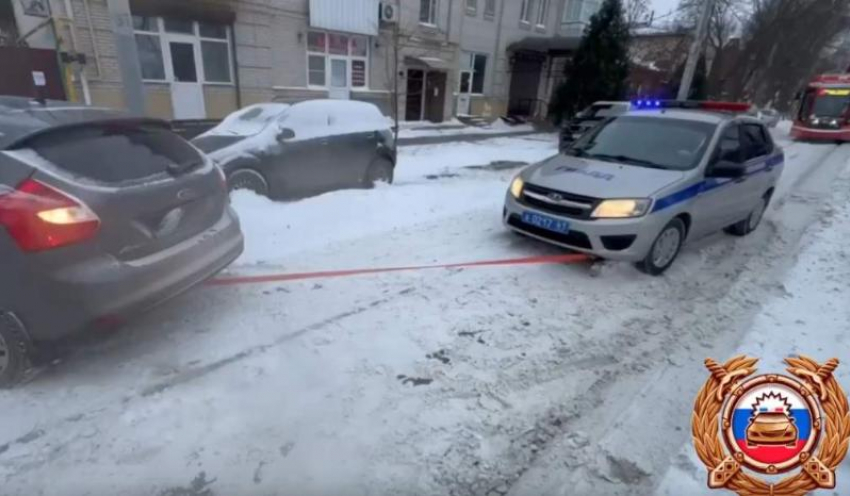 Сотрудники Госавтоинспекции вытащили застрявший в снегу автомобиль