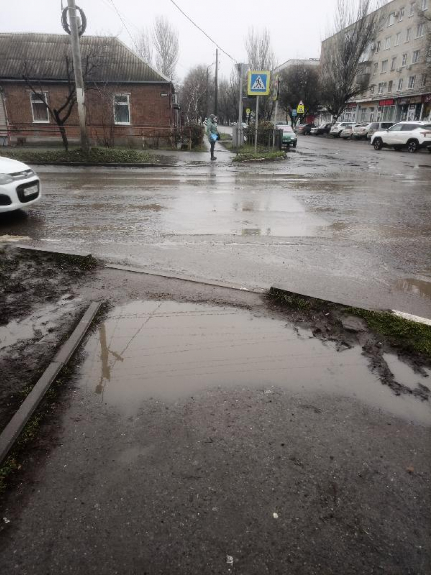 После дождей Таганрог превращается в Венецию, а местные жители предлагают видеть целебные свойства в местной грязи