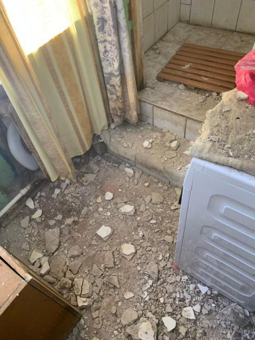 Потолок грозит упасть на головы таганрожцев в аварийном доме на Большой Бульварной