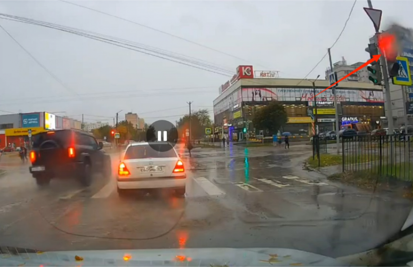 Лихач со ставропольскими номерами поразил таганрожцев наглым маневром  