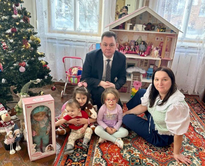 Заместитель губернатора стал волшебником: новогодняя мечта маленькой таганроженки исполнилась