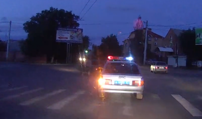Таганрогский автолюбитель не заметил патрульную машину