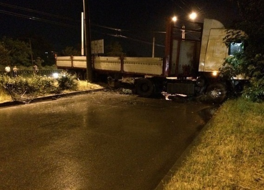 В Таганроге на Чехова грузовик снес забор и загородил проезд