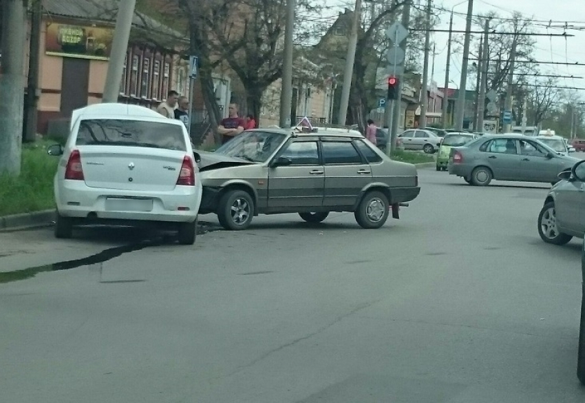 На улице Александровской в Таганроге такси врезалось в ВАЗ