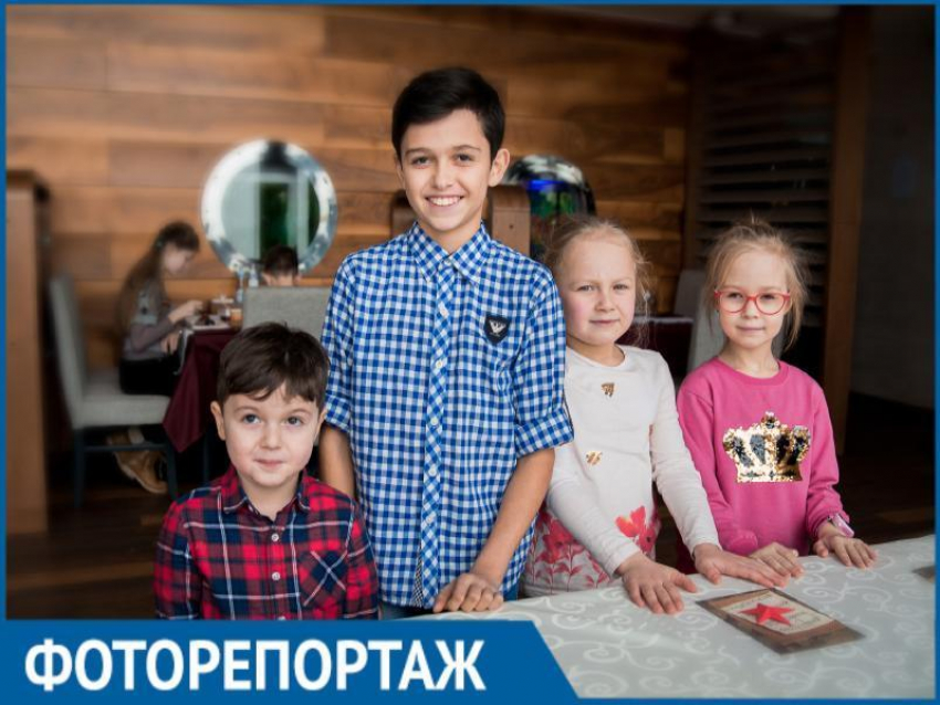 В Таганроге ребята сделали своими руками открытки ко Дню защитника Отечества