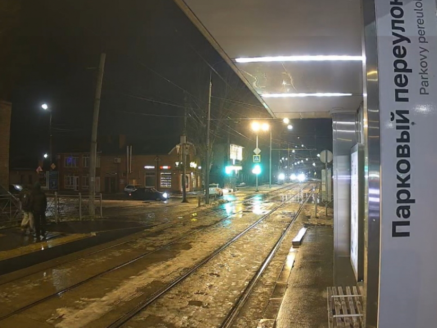 В Таганроге разыскивают вандалов, разбивших трамвайные остановки