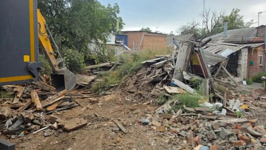 Обещали в октябре «управиться": власти Таганрога снова сносят проблемный дом на «Розочке"