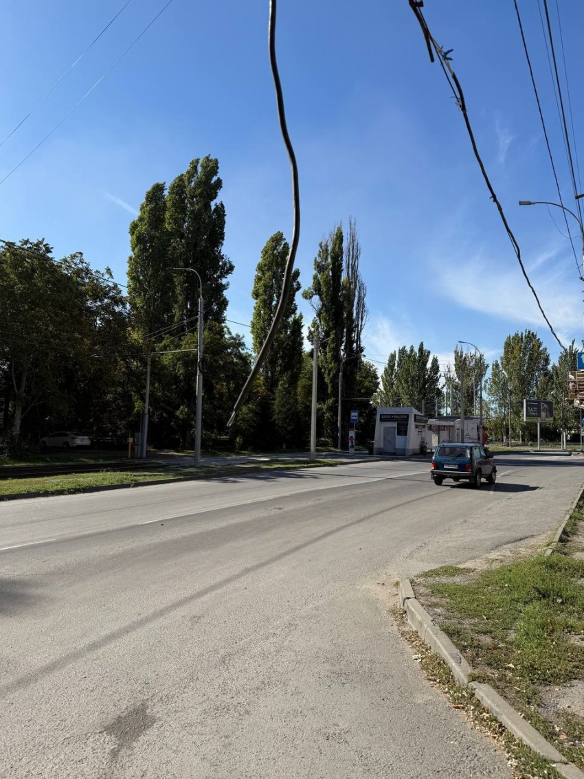 Оголённый провод на уровне лица - посреди улицы, таганрогские спасатели не спешат обезопасить горожан