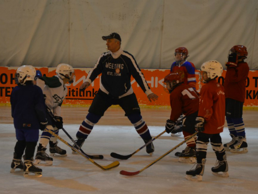 «Белые молнии» одержали победу в соревнованиях по хоккею с шайбой в Таганроге
