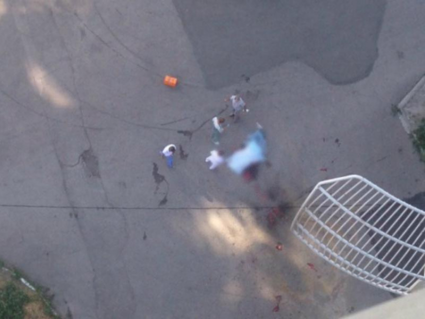 В Таганроге вновь из 17-этажки на Ломоносова выпал человек