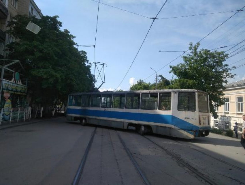 Трамвай сошел с рельс и перегородил улицу Фрунзе в Таганроге