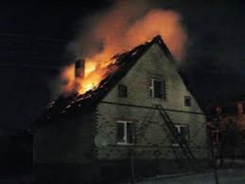 Пожарные спасли человека в горящем частном доме