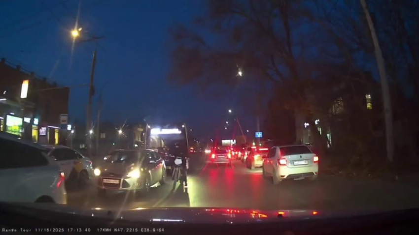 Летит на тот свет: питбайкер чуть не устроил ДТП в центре Таганрога