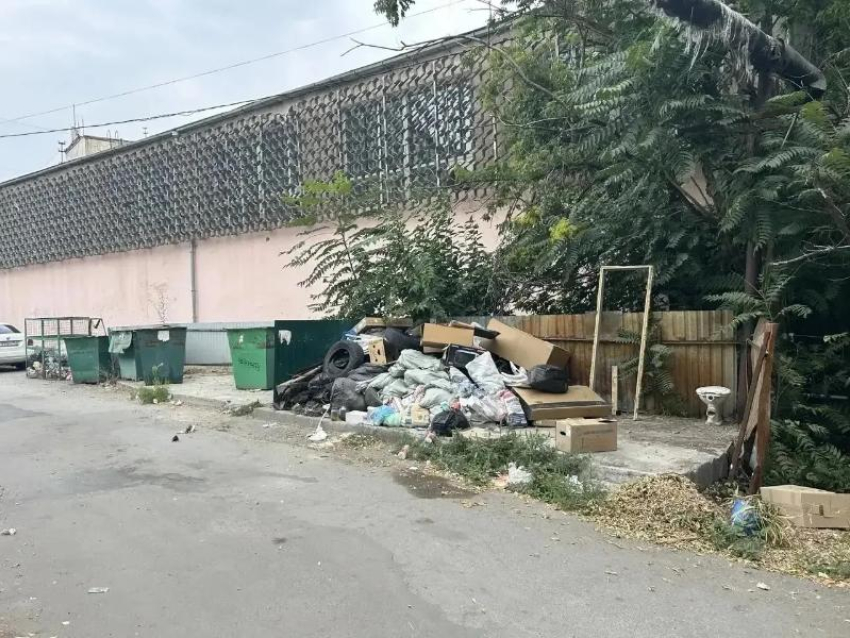 В Таганроге на Северной площади навели порядок вокруг контейнерной площадки