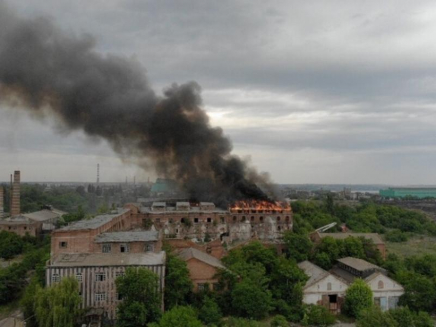 Спустя три часа справились с пожаром на Кожевенном заводе Таганрога