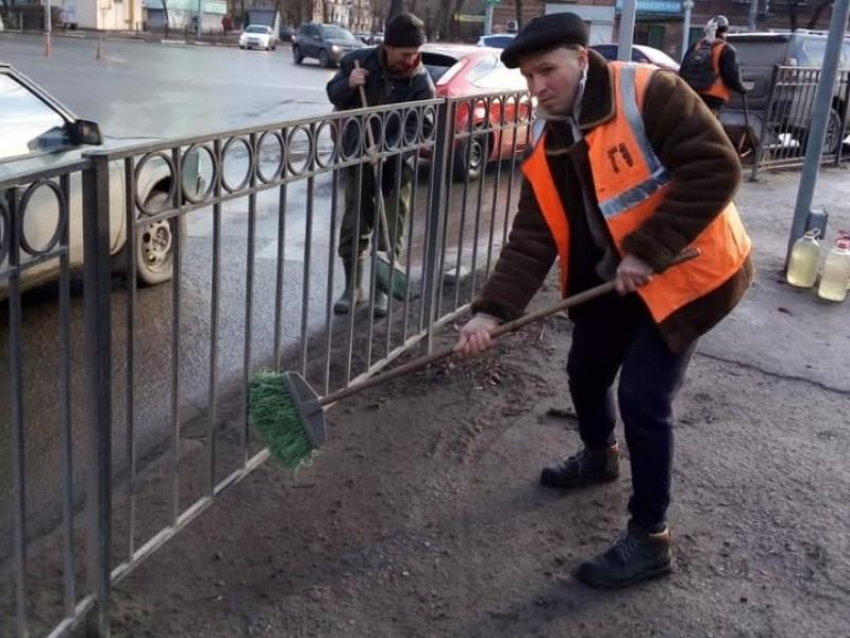 В Таганроге дорожники помыли Бакинский мост