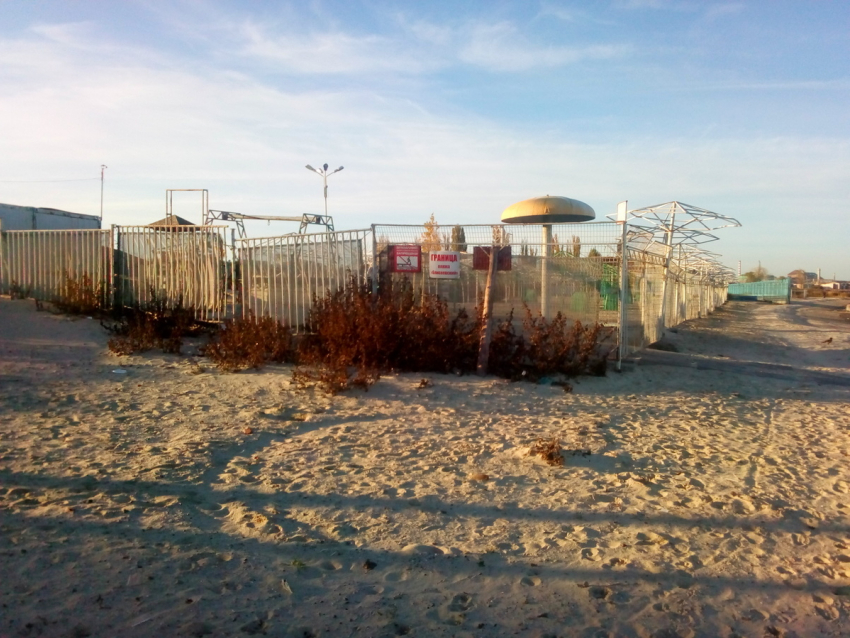 Район  пляжа «Елисеевский» превратился в свалку в Таганроге