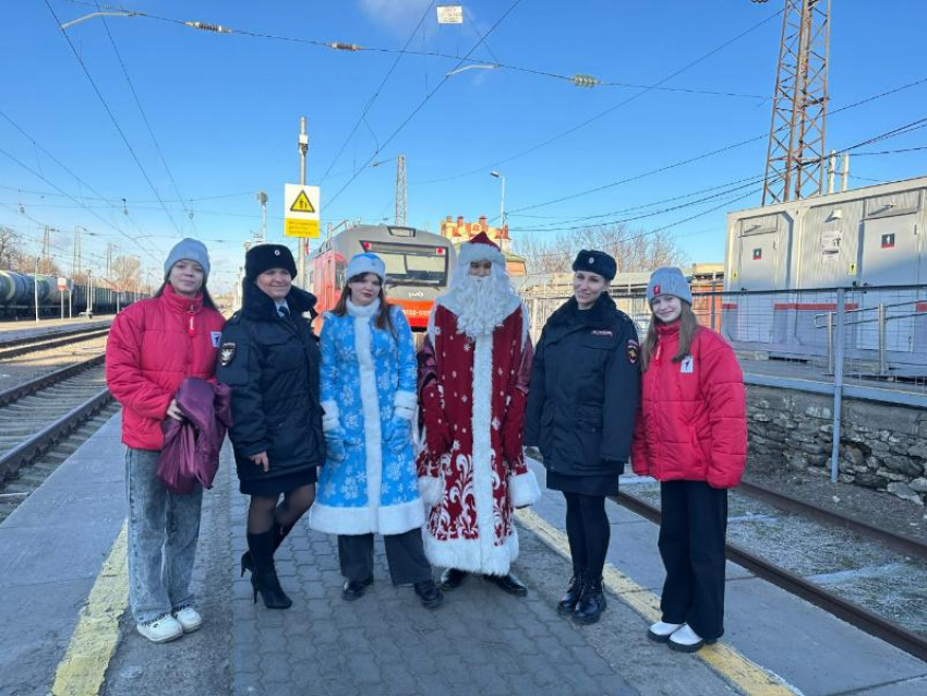 В Таганроге сотрудники транспортной полиции поздравили юных пассажиров на железной дороге