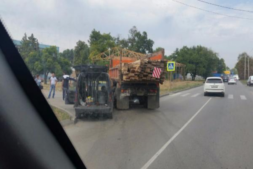 Груженный досками «КАМАЗ» столкнулся с легковушкой в Таганроге
