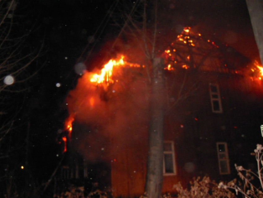 Десять спасателей  тушили ночью пожар на Нижней улице в Таганроге