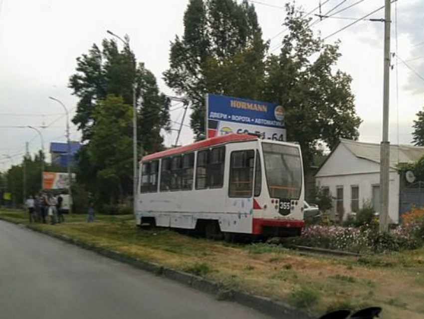 В Таганроге трамваи продолжают сходить с рельсов