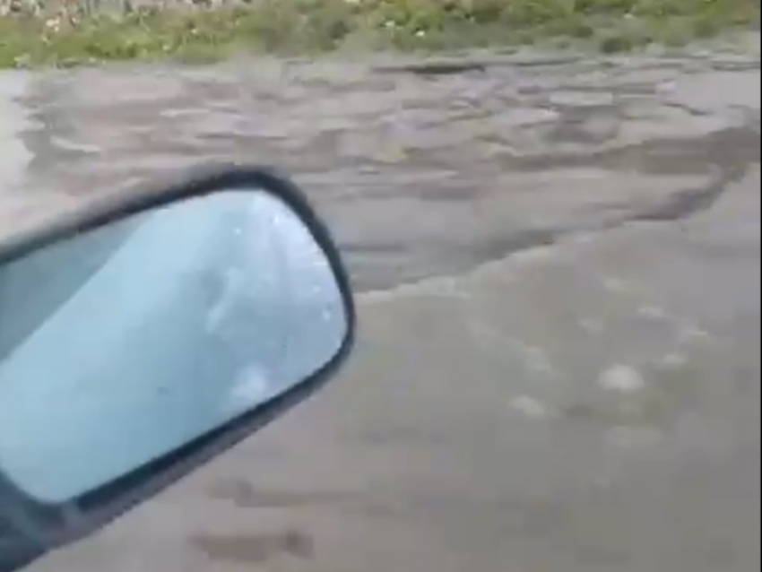 «Плыву я сквозь волны и ветер», - что происходит в Таганроге после дождя