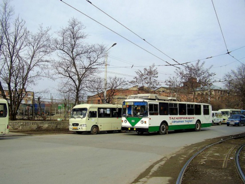 Перебегавшая дорогу женщина попала под колеса пассажирского автобуса в Таганроге