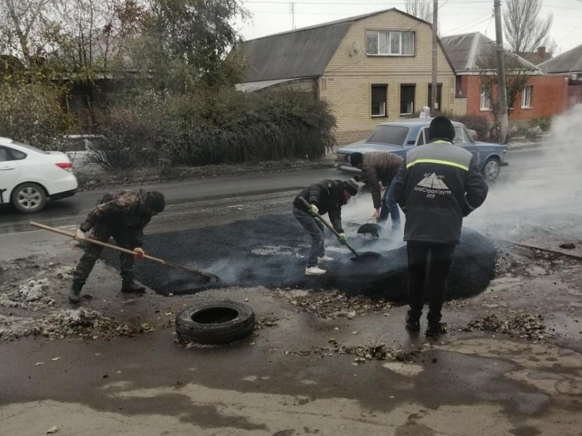 В Таганроге асфальт кладут прямо на лёд