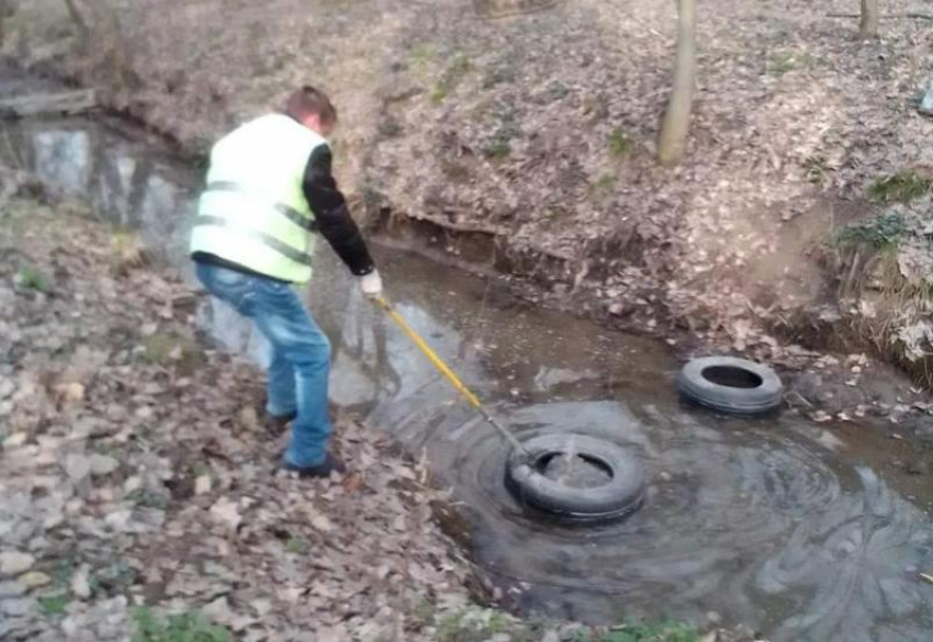 "Диван кто потерял?": удивительные находки таганрогских коммунальщиков в ручейке в Дубках