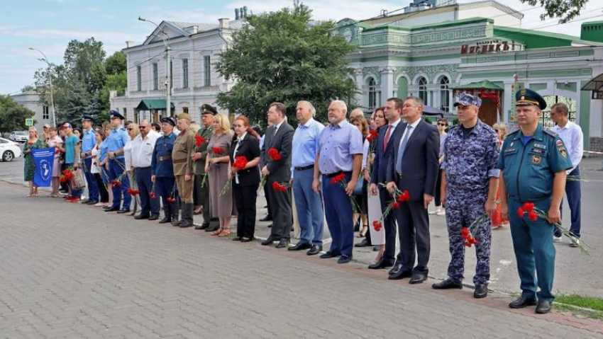 В Таганроге возложили цветы в День памяти и скорби