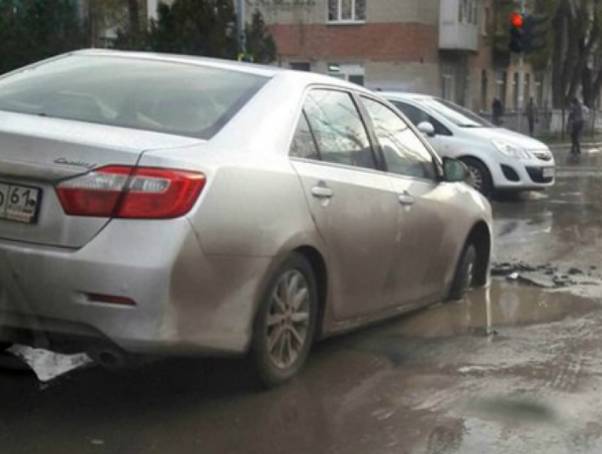 ﻿Иномарка попала в дорожный «капкан» на улице Пальмиро Тольятти в Таганроге 