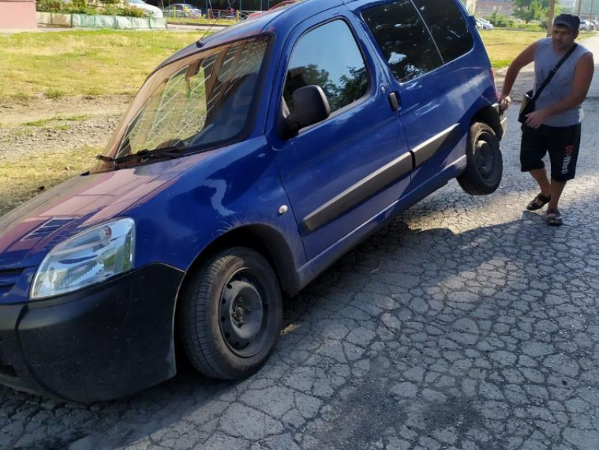 В городской суд Таганрога надо лететь на вертолете, иначе можно потерять автомобиль