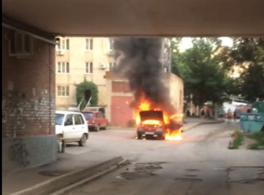 В Таганроге автоледи едва успела выбежать из горящей машины