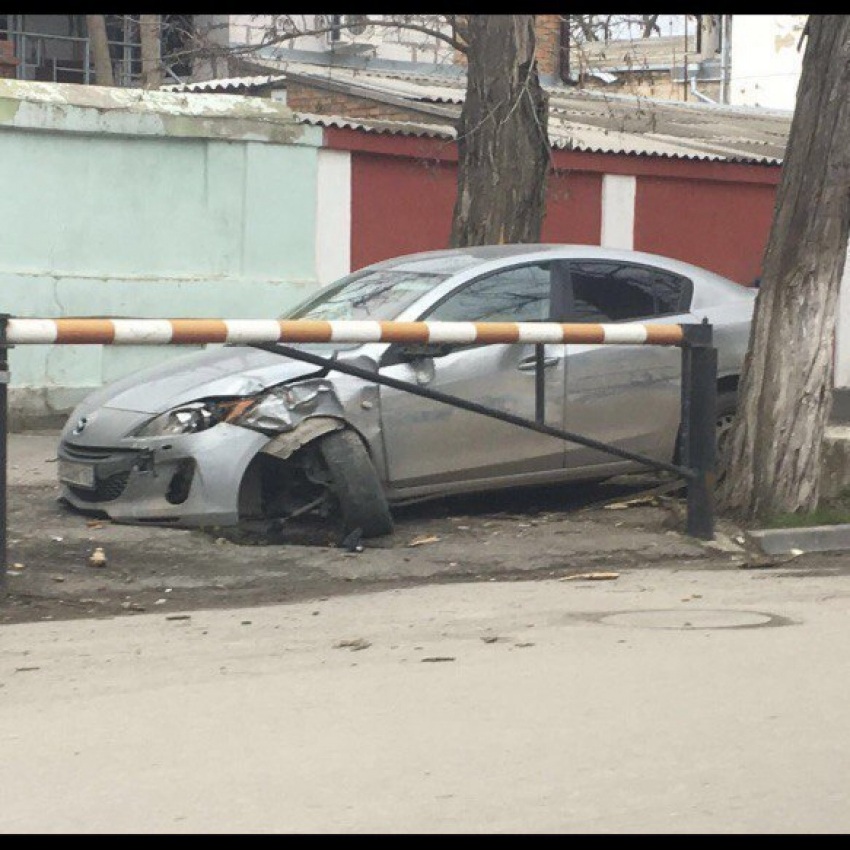 В Таганроге иномарка застряла между деревьями