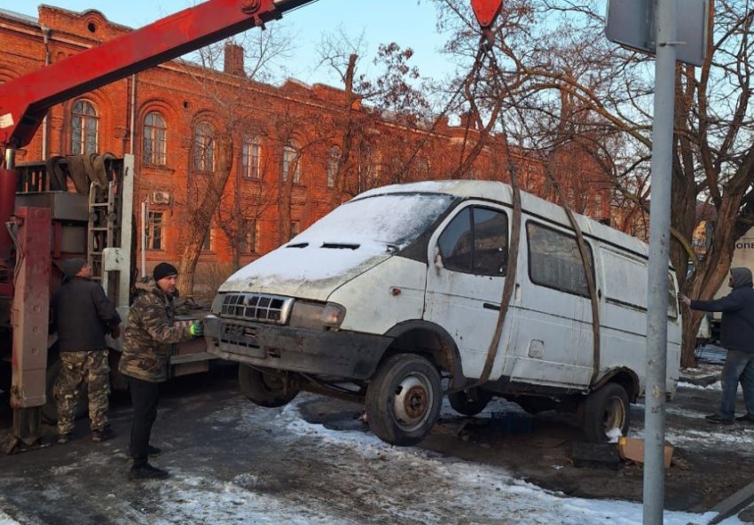 В Таганроге эвакуаторы увезли автомобили, припаркованные возле Центрального рынка вне стоянок