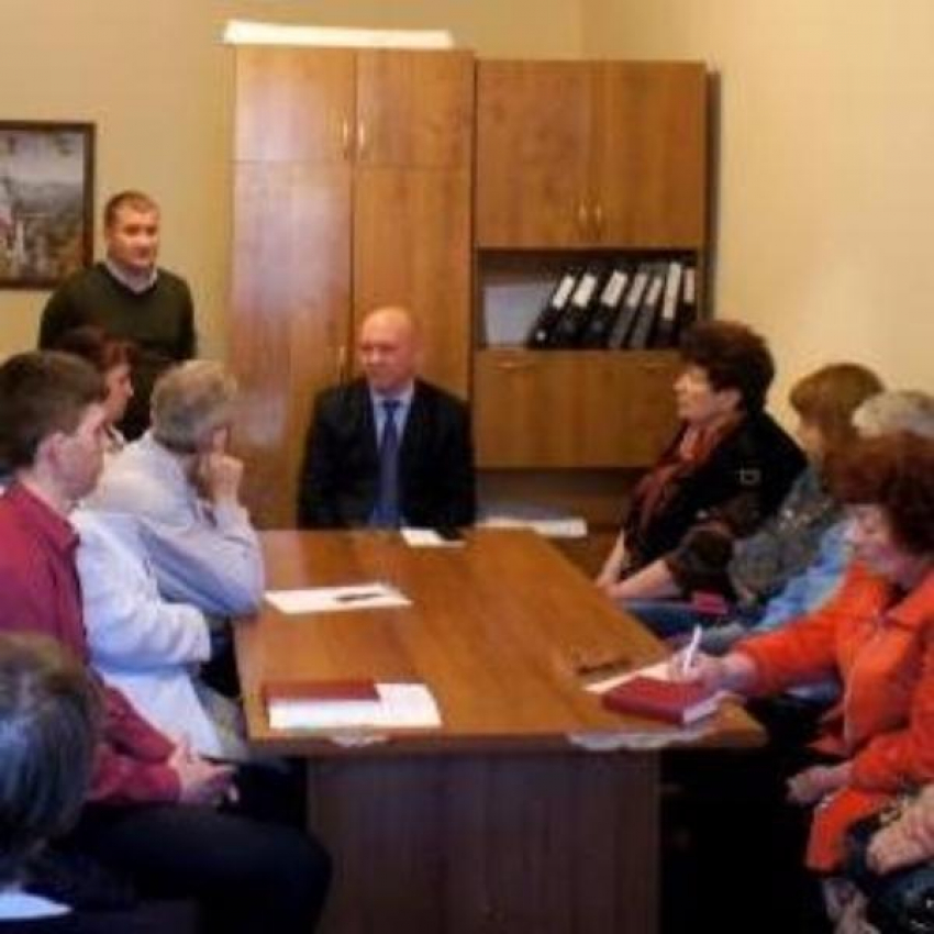 Жителей центрального микрорайона принял замглавы администрации Валерий Панасенко