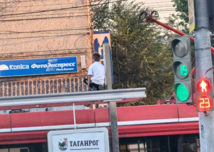 В Таганроге дети устроили игры с электрическими проводами