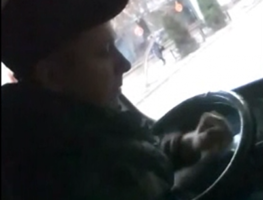Грубость и поток ругательств обрушил на пассажиров водитель маршрутки в Таганроге
