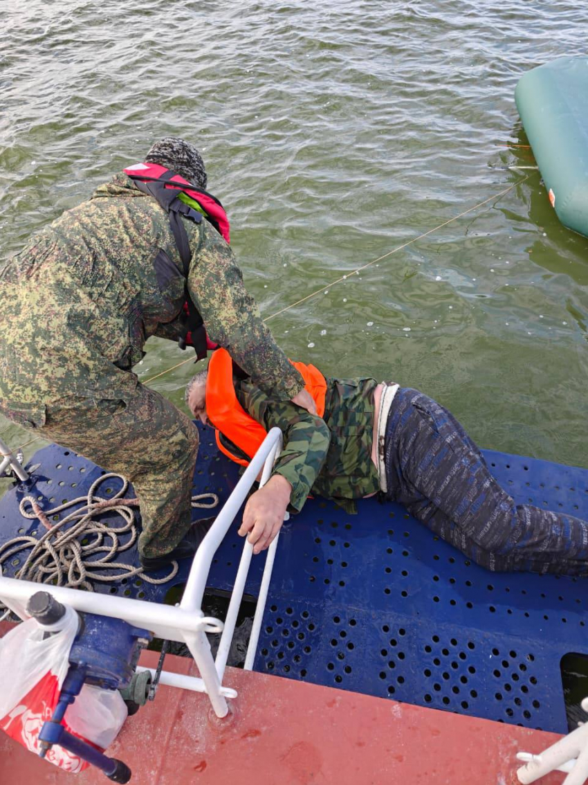 В Таганрогском заливе пограничники спасли рыбака, оказавшегося в воде в 1,5 км от берега