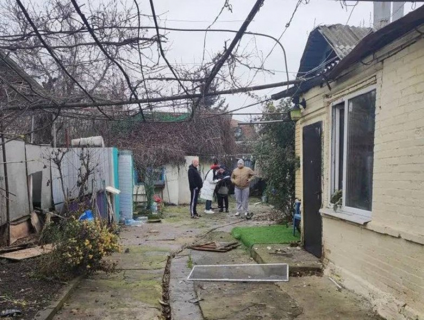 Почти все окна после вражеских атак восстановили, но сотни таганрожцев просят выплат