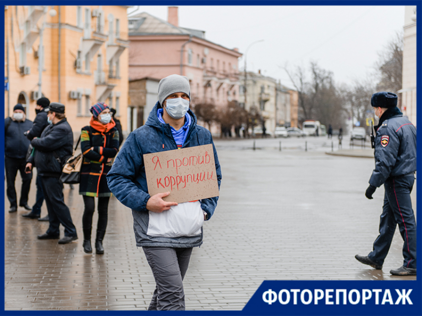 На Октябрьской площади вновь собрались люди