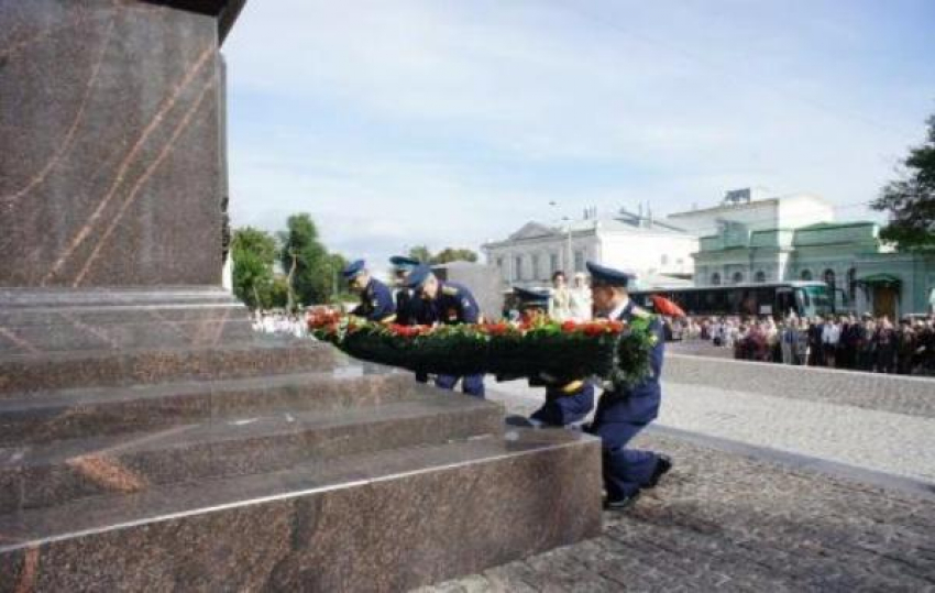 Первые лица Таганрога возложили цветы к воинским захоронениям 