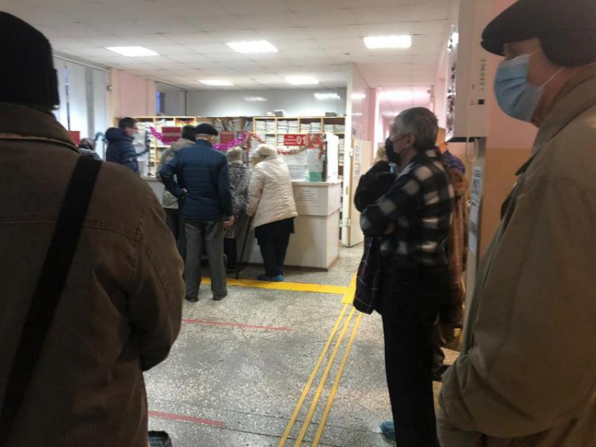 Часовые очереди и несоблюдение санитарных норм наблюдаются в поликлинике Таганрога